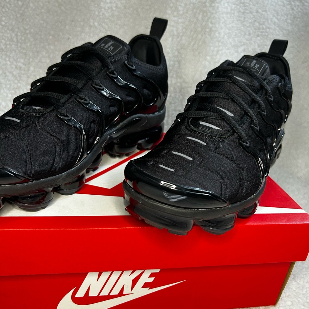 NIKE VaporMax Plus (Black/New)